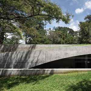 Minimalistyczny, betonowy dom jak bunkier w lesie. Lokalizacja: Meksyk. Projekt: HW Studio. Zdjęcia: Cesar Bejar, Dane Alonso