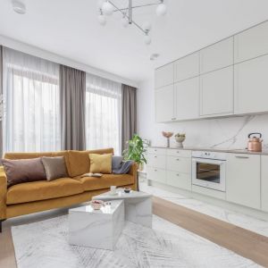 Oświetlenie w kuchni połączonej z salonem. Projekt: Katarzyna Szostakowska, Kate&Co. Fot. Marta Behling z PionPoziom