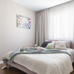 Sypialnia w jesiennych kolorach, Jasne beże, brąż, odcienie bieli. Projekt wnętrza architekt wnętrz Ewa Dziurska, Decoroom. Zdjęcia i stylizacja Marta Behling  Pion Poziom