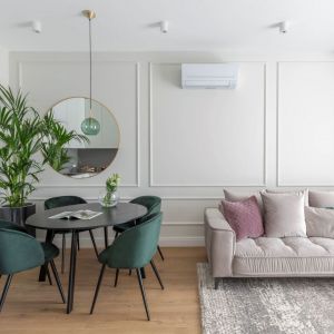 Dywan w salonie w modny wzór. Projekt: Naboo Studio – Aneta Dudek/Martyna Leśniewska. Realizacja: MRenovations. Stylizacja wnętrz Agnieszka Modzelewska, Deconeserka. Zdjęcia: PionPoziom