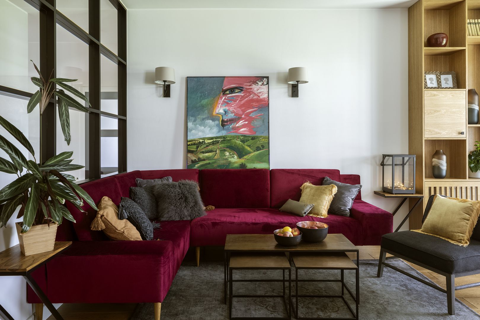 W salonie króluje piękna, bordowa sofa. Projekt wnętrza: Beata Michalak, Studio Deccor. Fot: Yassen Hristov