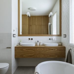 Wygodna łazienka z miejscem na dwie umywalki. Projekt wnętrza: Beata Michalak, Studio Deccor. Fot: Yassen Hristov