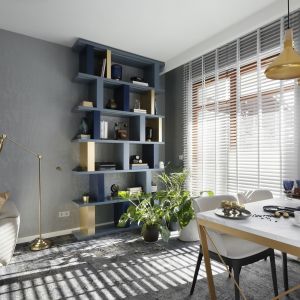 W części dziennej architektka postawiła na szarą kolorystykę ścian. Projekt: Joanna Chwil, pracownia Komplementi. Zdjęcia: Magdalena Łojewska VEY Photography