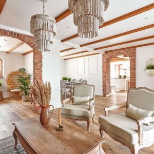 Cegła w salonie zdobi ściany w rustykalny dom na Warmii, w którym mieszkaj blogerka Ladyofthehouse. Fot. Luxrad