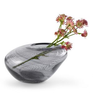 Forma wazonu Carla przypomina spadającą kroplę wody. Cena: od 295 zł, Philippi, fabrykaform.pl