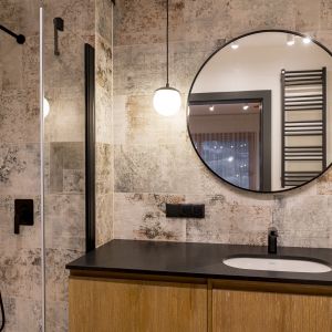 Łazienka z czarnymi bateriami - umywalkową, prysznicową i deszczownicą. Projekt Ewa Tarapata Architekt Wnętrz