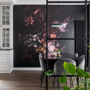 Salon od jadalni oddziela kratownica wykonana ze stali, częściowo wypełniona szkłem ornamentowym. Projekt: Daria Przewłócka. Fot. Natalia Kaczmarek Inkadr