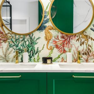 Złoty kolor w łazience. Złote baterie i rama luster. Projekt: Dorota Markowska z Polala Studio i Aneta Pogorzelska z Mozayka. Realizacja Nobonobo. Zdjęcia Tomasz Miotk Fotografia
