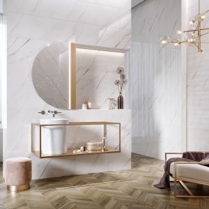 Biała łazienka: płytki z kolekcji Carrara Chic. Fot. Opoczno