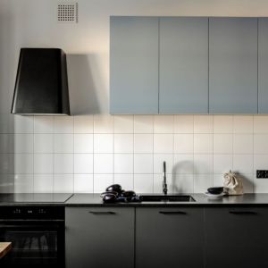 Ciemne meble w nowoczesnej kuchni. Projekt: Fuga Architektura. Zdjęcia: Aleksandra Dermont