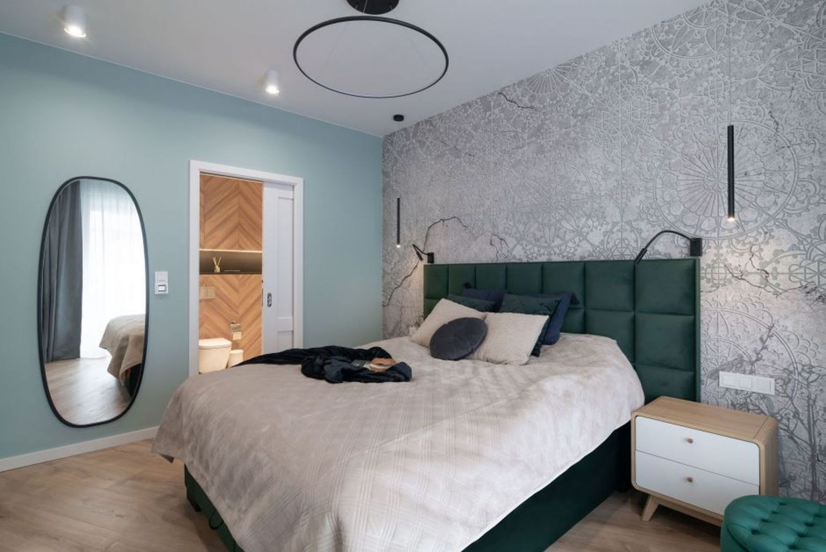 Ściana za łóżkiem w sypialni wykończona jest delikatną tapetą połyskiem. Projekt i zdjęcie: KODO Projekty i Realizacje Wnętrz