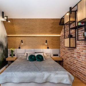 Ściana za łóżkiem została obłożona płytą fornirowaną dębem i podświetlona ledami. Projekt: Agnieszka Tarnawska, Tarna Design Studio. Fot. Karol Kleszyk, Promo Focus