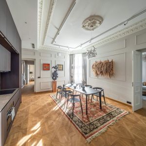 Apartamenty zostały wyposażone w designerskie oraz funkcjonalne sofy polskiej marki Noti, stawiającej na ponadczasowość w prostej, eleganckiej formie. Projekt: pracownia Tremend. Fot. Marcin Czechowicz