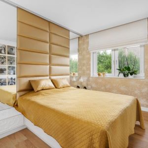 Ściana za łóżkiem w sypialni wykończona jest tapicerowany zagłówkiem i lustrami. Projekt: Dariusz Grabowski, Dagar Studio. Fot. Mateusz Pawelski
