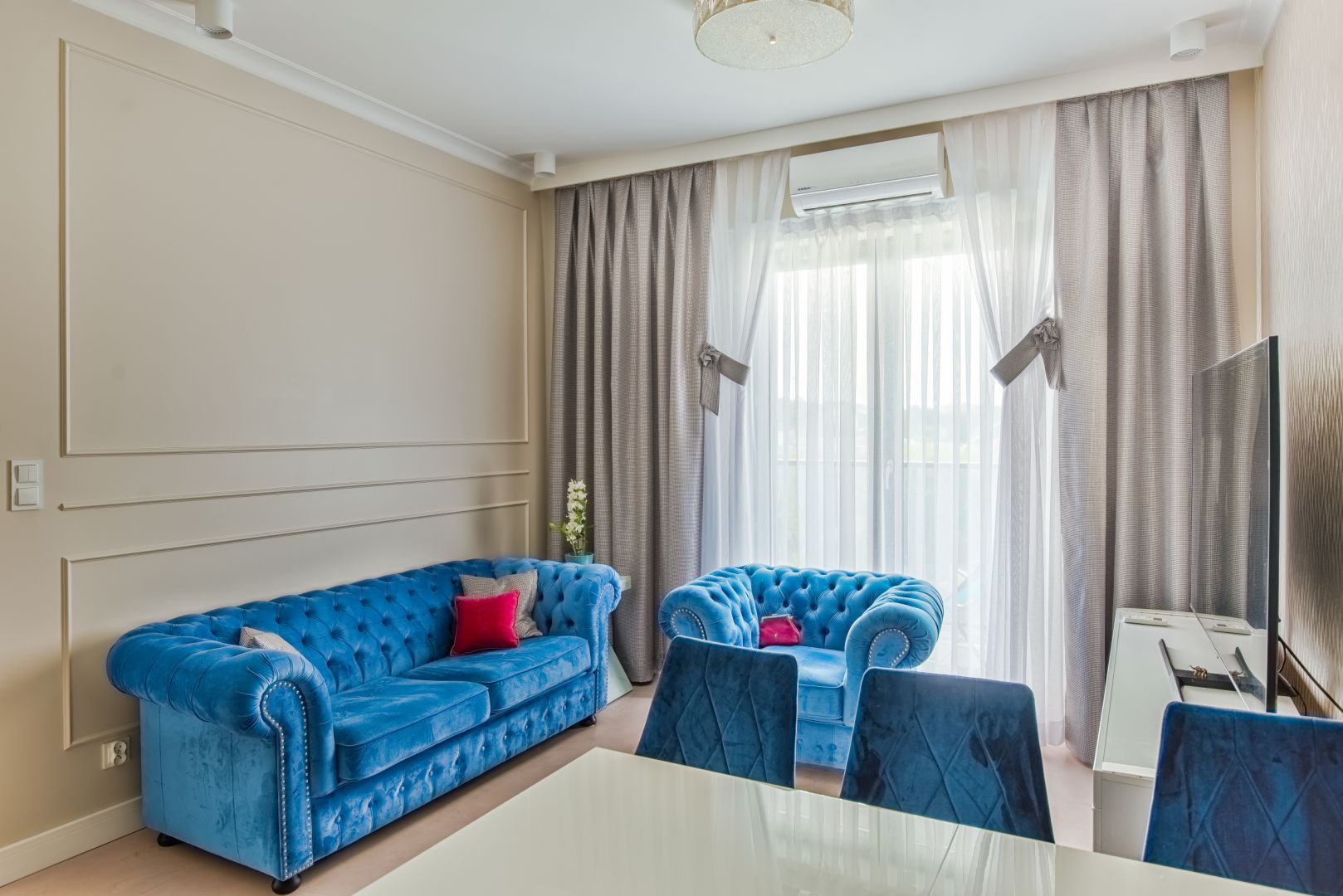 Jasną przestrzeń pięknie ożywia niestandardowy kolor przewodni – kolor niebieski. Projekt: Beata Ignasiak, pracownia Ignasiak Interiors. Fot. Grupa Deix