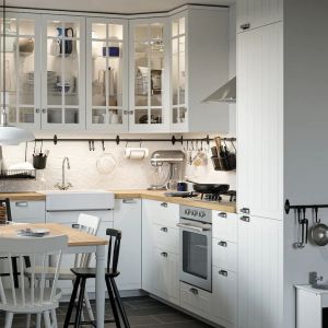 Kuchnia w tradycyjnym stylu, z białymi frontami i drewnianym blatem. Fronty Stensund. W tej pięknej kuchni z tradycyjnymi detalami i obszernymi powierzchniami do pieczenia i gotowania poczujesz smak wiejskiego życia. Cena kuchni ze zdjęcia: 7480 zł. Sprzedaż: IKEA