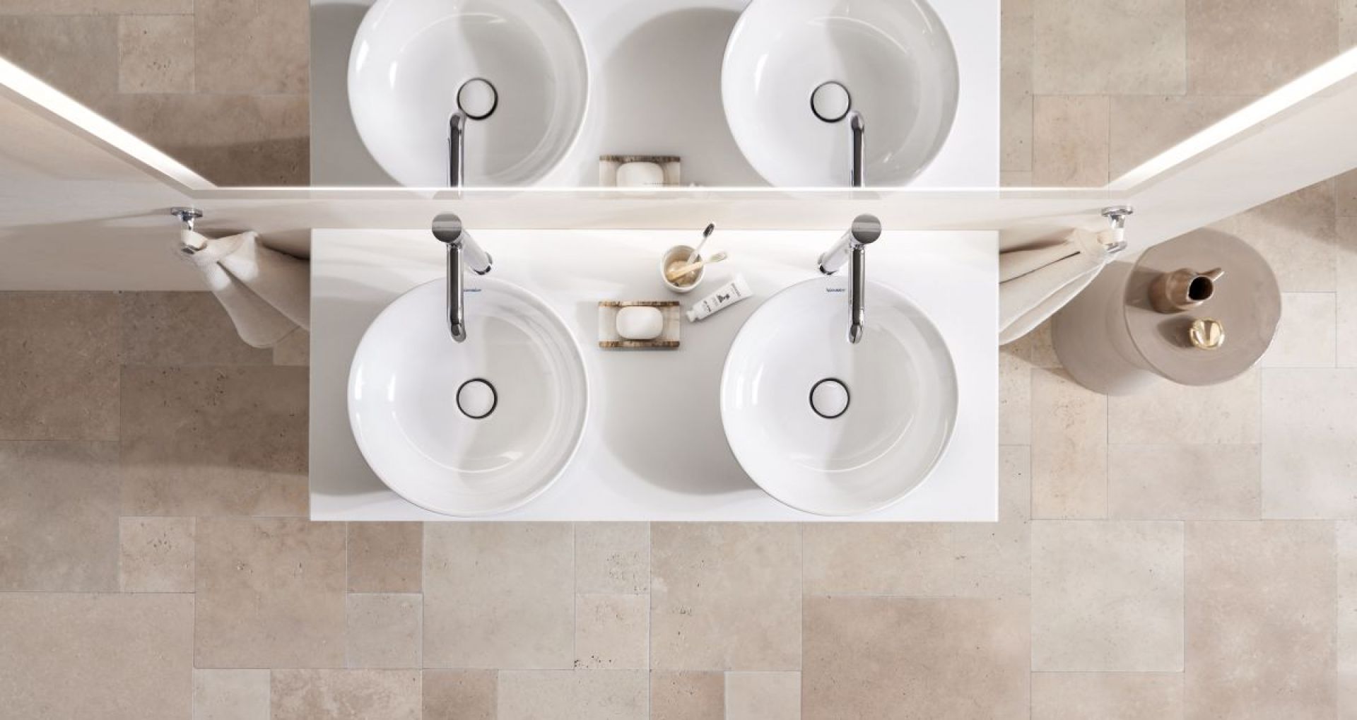 White Tulip - kompletna seria wyposażenia łazienki zaprojektowana dla marki Duravit przez słynnego designera Philippe Starcka. Fot. mat. prasowe Duravit