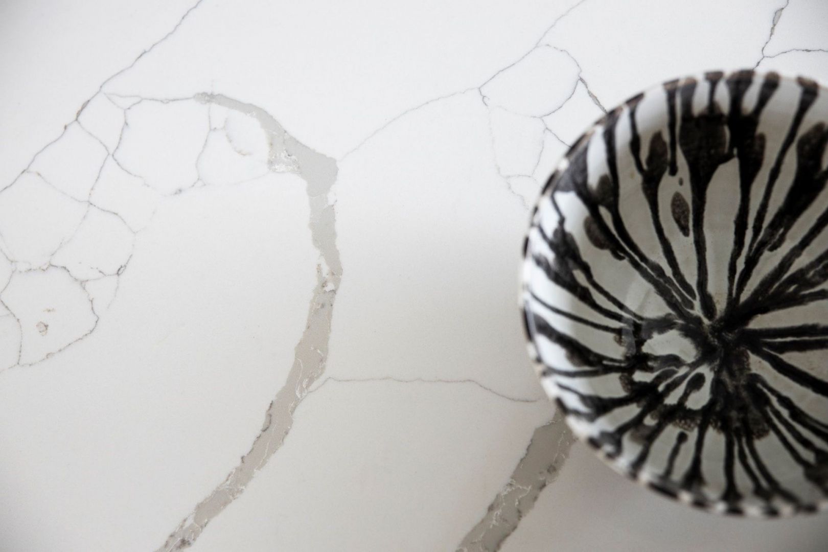 Blaty kuchenne - aktualne trendy na 2022 rok. Blat Crystal Calacatta Silva Granitsmidjan. Fot. Technistone