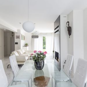 Przy salonie znajduje się wygodna jadalnia z dużym stołem w białym kolorze. Białe są też krzesła. Projekt: Katarzyna Rohde, Home&Style. Fot. PionPoziom