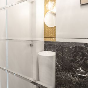 Duże lustro na całej ścianie optycznie powiększa małą łazienkę na parterze. Projekt: Katarzyna Rohde, Home&Style. Fot. PionPoziom