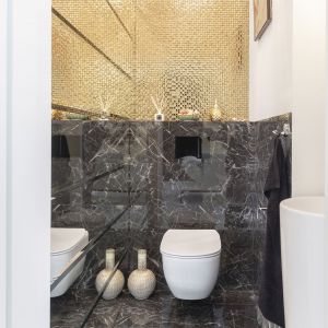 Złota mozaika pięknie zdobi ściany w małej łazience na parterze. Projekt: Katarzyna Rohde, Home&Style. Fot. PionPoziom