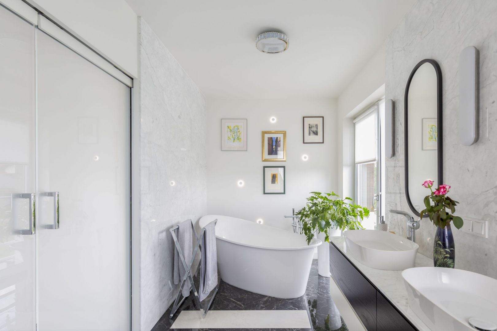 W łazience przy sypialni znajduje się piękna wanna wolnostojąca. Projekt: Katarzyna Rohde, Home&Style. Fot. PionPoziom