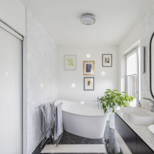 W łazience przy sypialni znajduje się piękna wanna wolnostojąca. Projekt: Katarzyna Rohde, Home&Style. Fot. PionPoziom