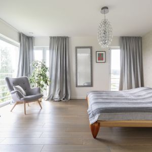 Jasna, przestronna sypialnia. Projekt: Katarzyna Rohde, Home&Style. Fot. PionPoziom