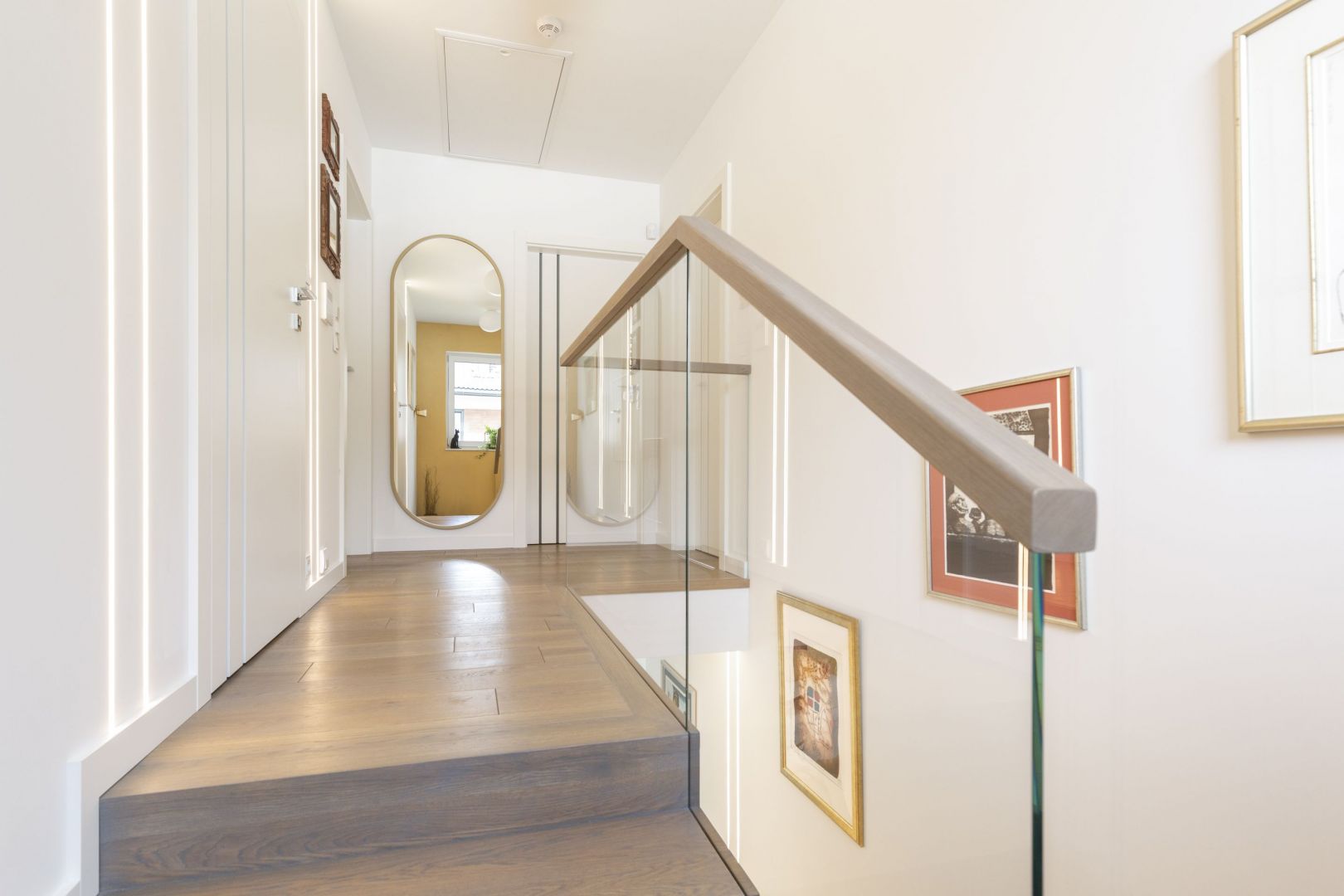Na piętro prowadzą schody dywanowe pokryte dębowymi trepami. Projekt: Katarzyna Rohde, Home&Style. Fot. PionPoziom