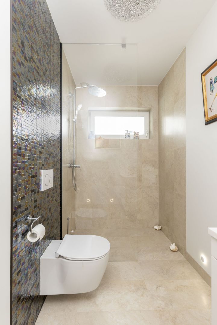 Ogólniedostępna łazienka na piętrze, wyposażona jest w wygodny, otwarty prysznic z odpływem liniowym w posadzce. Projekt: Katarzyna Rohde, Home&Style. Fot. PionPoziom