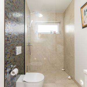 Ogólniedostępna łazienka na piętrze, wyposażona jest w wygodny, otwarty prysznic z odpływem liniowym w posadzce. Projekt: Katarzyna Rohde, Home&Style. Fot. PionPoziom