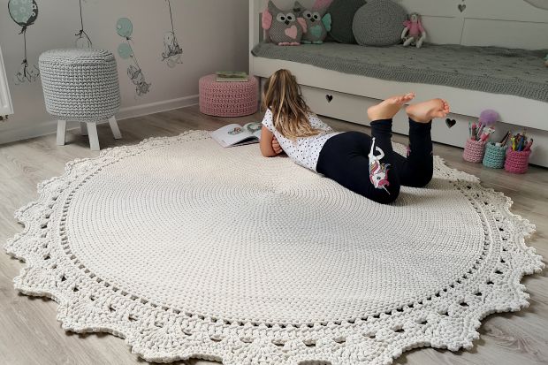 Te fantastyczne dywany robi się na szydełku! Zobacz piękne pomysły na dywan ze sznurka