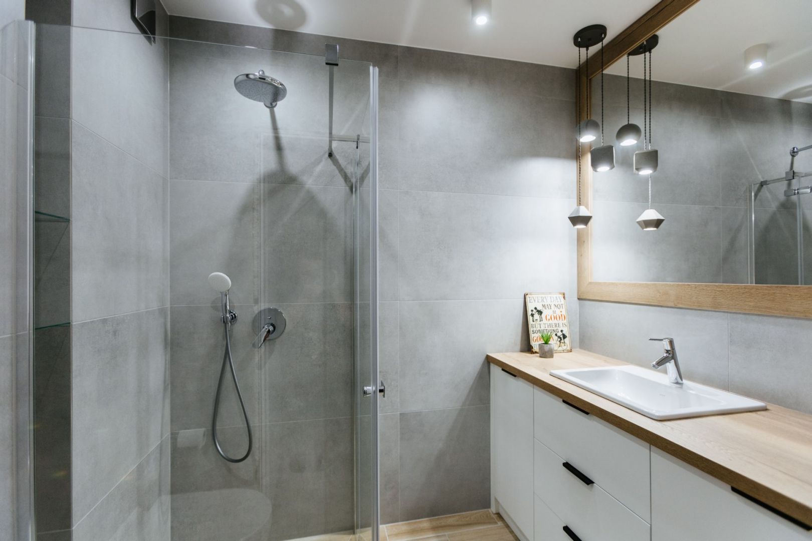 Łazienka z prysznicem urządzona w drewnie i szarościach. Projekt i zdjęcie: Urszula Chojnowska, pracownia Zielone Studio Projektowe