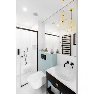 Łazienka z prysznicem utrzymana w biało-czarnej kolorystyce, z dodatkiem koloru. Projekt: Paula Selerowicz Projektowanie Wnętrz. Fot. Aleksandra Dermont