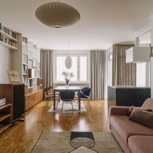 Ciepła kolorystyka wnętrza w stylu mid-century modern. Projekt Agata Ambrożewska, Agata Krzemińska, pracownia A+A. Zdjęcia PION Studio