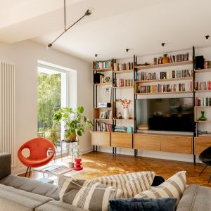 Piękny salon w stylu lat 60. Projekt wnętrz Antonina Sadurska i Katarzyna Burak, Fuga Architektura Wnętrz. Zdjęcia Aleksandra Dermont