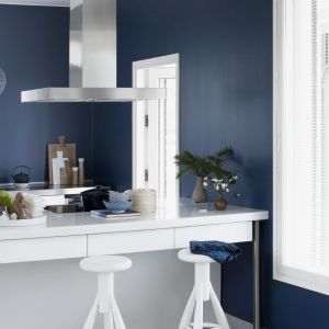 Stylowe połączenie bieli i błękitu w salonie z aneksem kuchennym.  Fot. Tikkurila