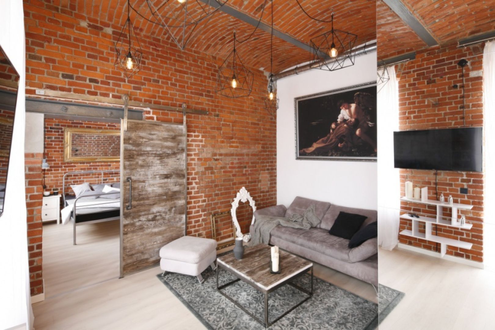 Ściany z cegły pięknie zdobią salon i sypialnię. Projekt: Nowa Papiernia. Fot. Bartosz Jarosz