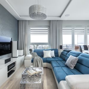 Nowoczesna sofa stworzyła strefę wypoczynkową na środku salonu. Projekt Justyna Mojżyk, poliFORMA. Fot. Monika Filipiuk-Obałek
