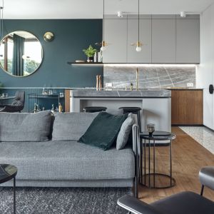 Sofa na środku salonu. Projekt Marta i Michał Raca, Raca Architekci. Fot. Tom Kurek