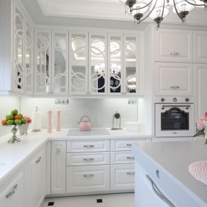 Biała mozaika pięknie zdobi ściany w klasycznie urządzonej kuchni. Projekt: Edyta Niwińska. Fot. Bartosz Jarosz