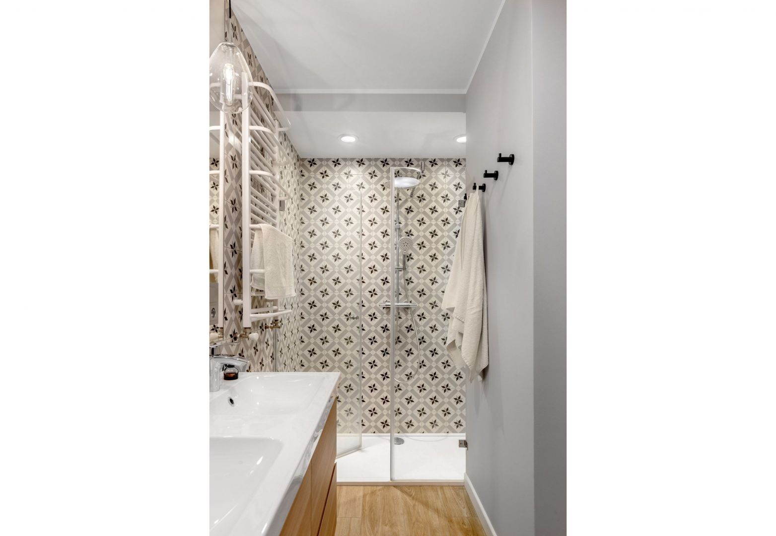 Wygodna łazienka z prysznicem w niedużym mieszkaniu w bolku. Projekt: Joanna Nawrocka, JN Studio Joanna Nawrocka. Fot. Łukasz Bera