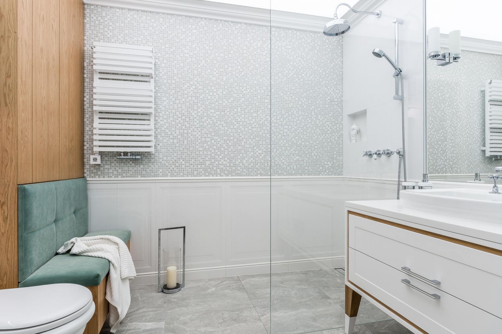 W łazience jest nie tylko wygodny prysznic, ale i bardzo komfortowe siedzisko. Projekt: pracownia Magma. Fot. Fotomohito