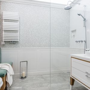 W łazience jest nie tylko wygodny prysznic, ale i bardzo komfortowe siedzisko. Projekt: pracownia Magma. Fot. Fotomohito