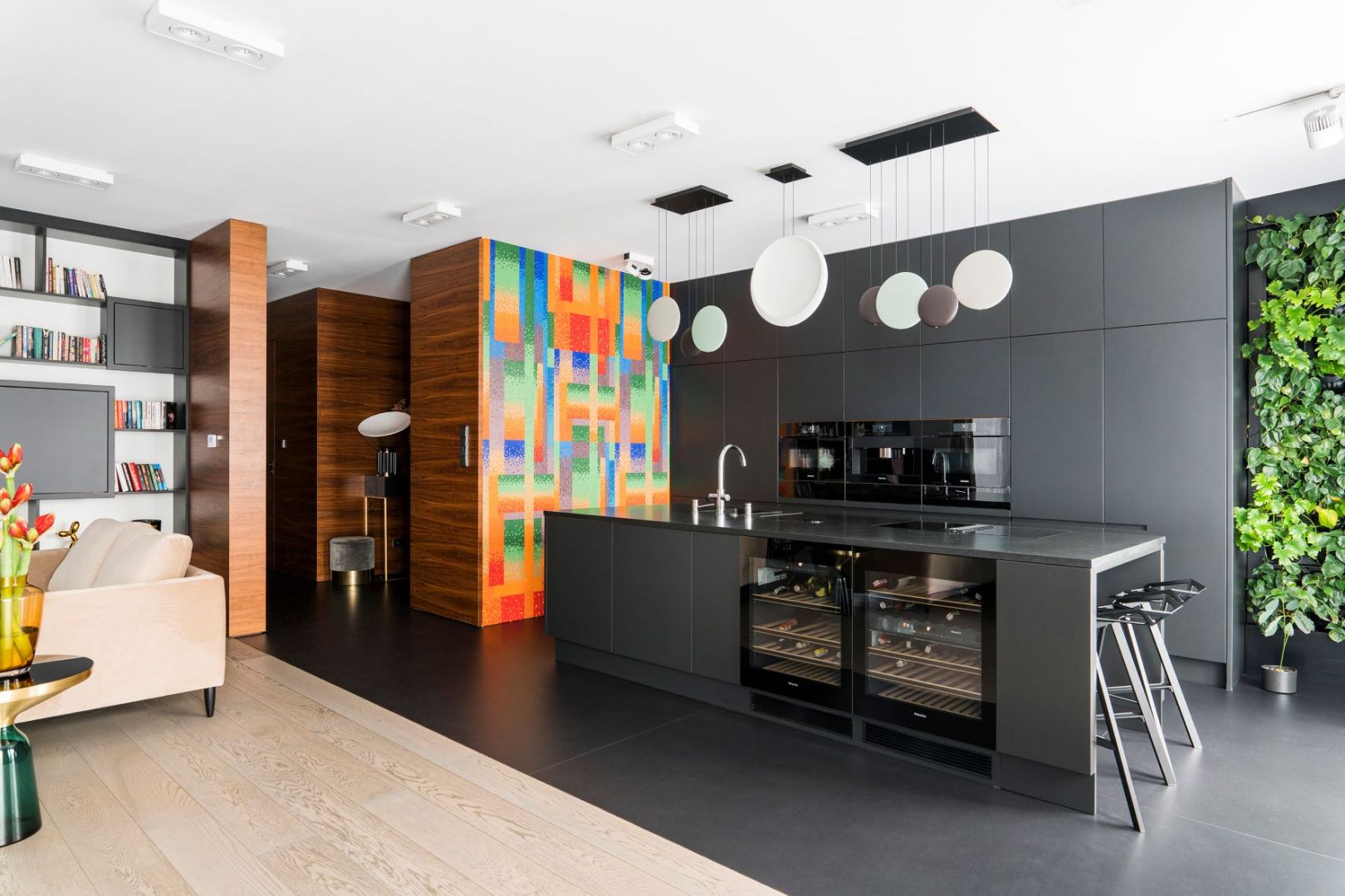 Nowoczesna, czarna kuchnia w minimalistycznym stylu. Projekt Piotr Łucyan, Art’Up Interiors. Zdjęcia Katarzyna Ładczuk – Ład Studio