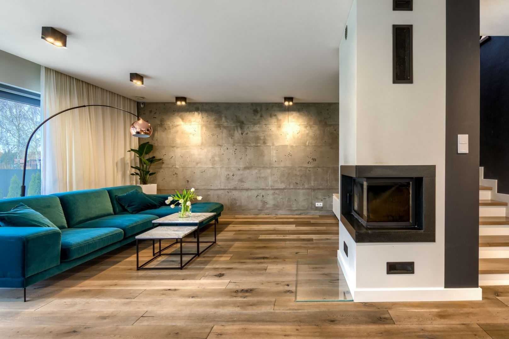 Wnętrze umiejętnie łączy prosty, nowoczesny styl z duńskim hygge.Projekt: Magda Subda, studio Marta Subda Design. Fot. Krzysztof Sądej