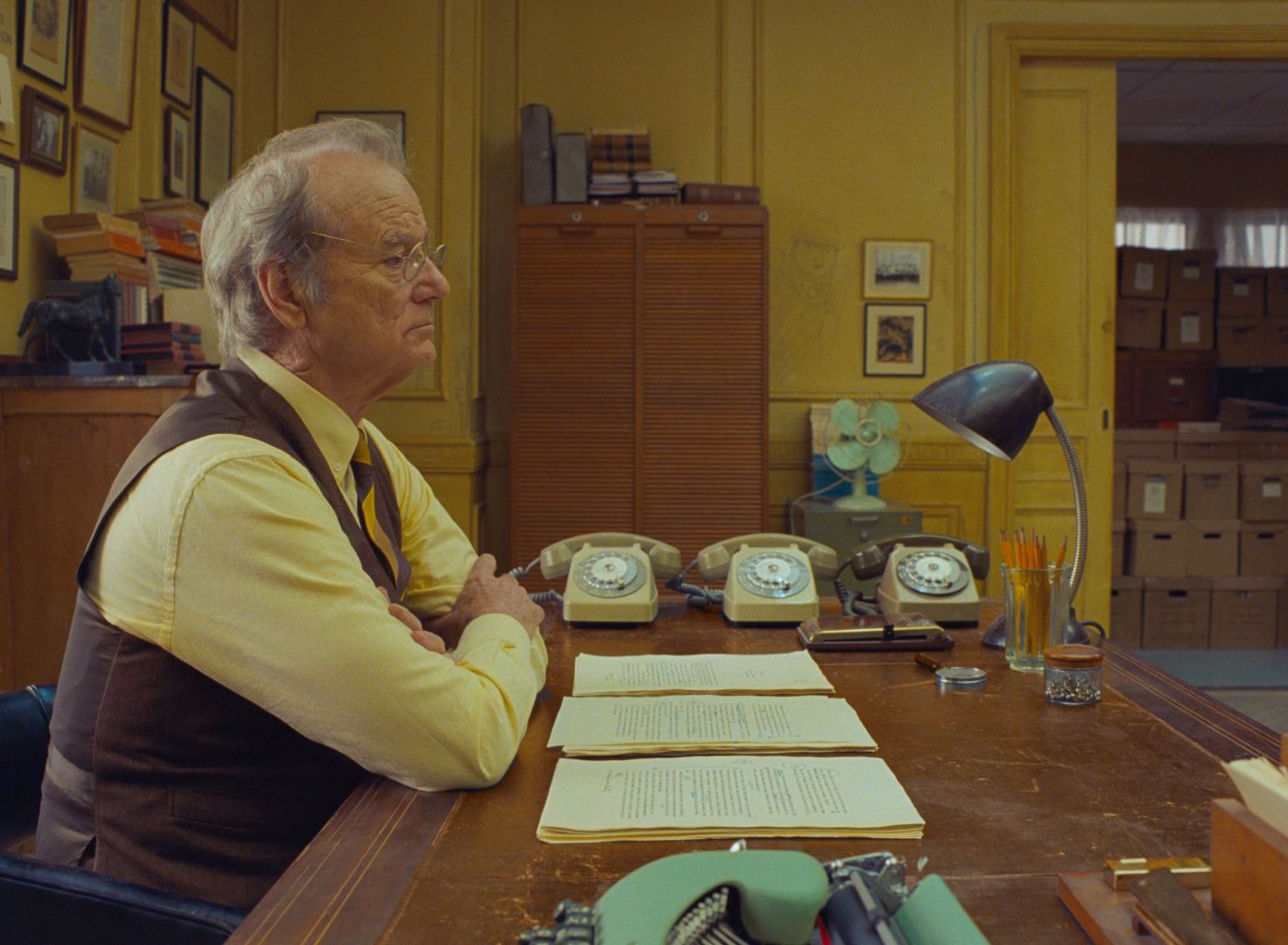 Bill Murray w filmie Kurier Francuski z Liberty, Kansas Evening Sun. Zdjęcia dzięki uprzejmości Searchlight Pictures. © 2020 Twentieth Century Fox Film Corporation All Rights Reserved. Mat prasowe Yestersen