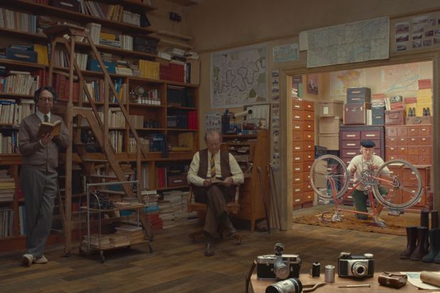 Wnętrza vintage z filmu Kurier Francuski Wesa Andersona. Ale super!