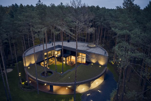Ma ponad 400 metrów kwadratowych i pięknie wtapia się w leśne otoczenie strzelistych sosen, nie zakłócając zastanej harmonii natury. Circle Wood House to dom zaprojektowany przez warszawskie biuro Mobius Architekci.