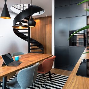 Dół mieszkania zdominowany jest przez piękne, spiralne schody. Projekt: biuro projektowe Miastoprojekty. Fot. Norbert Banaszyk 